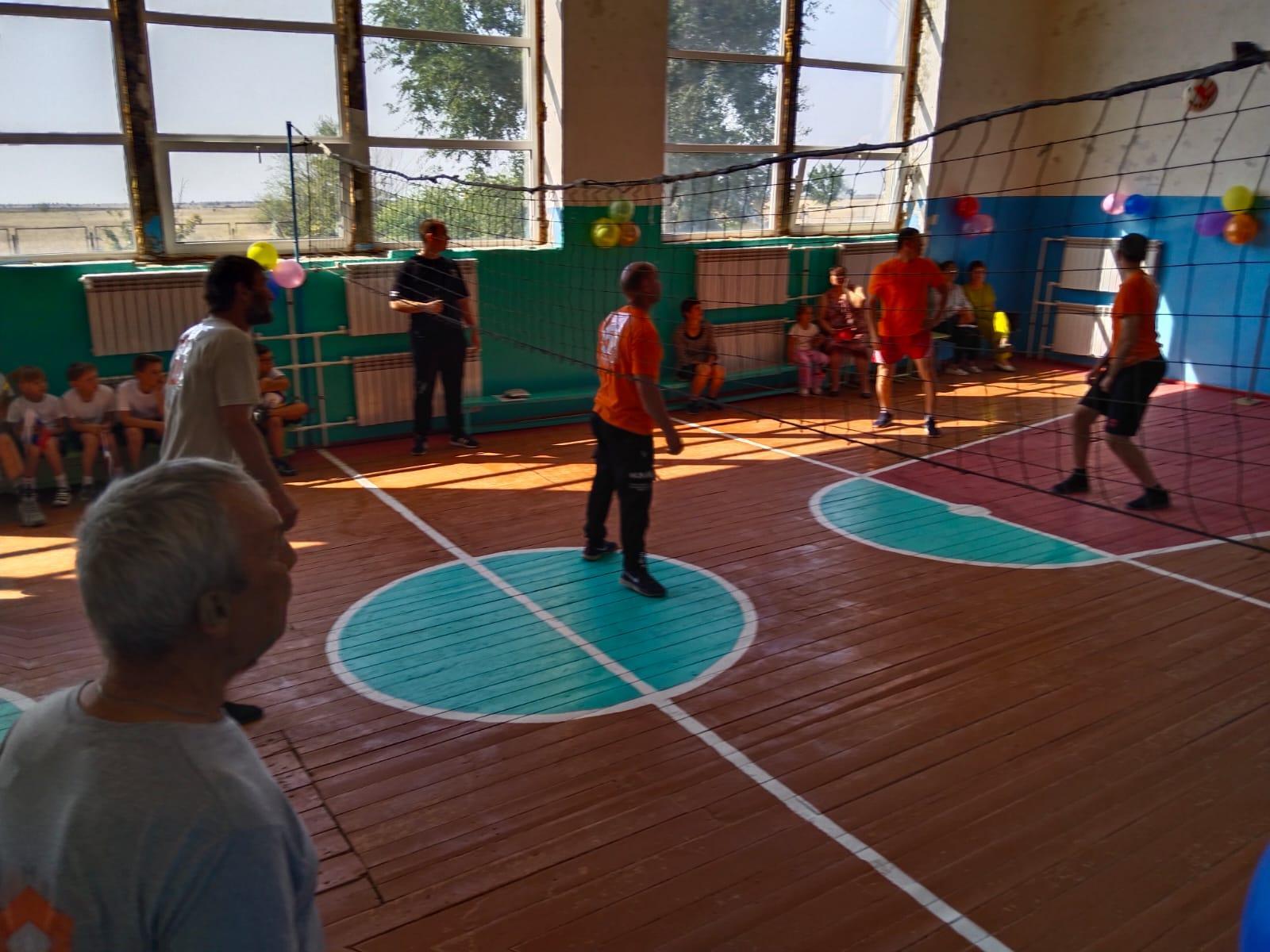 В филиале нашей школы  - в ООШ с.Семеновка в летний период был отремонтирован спортивный зал..